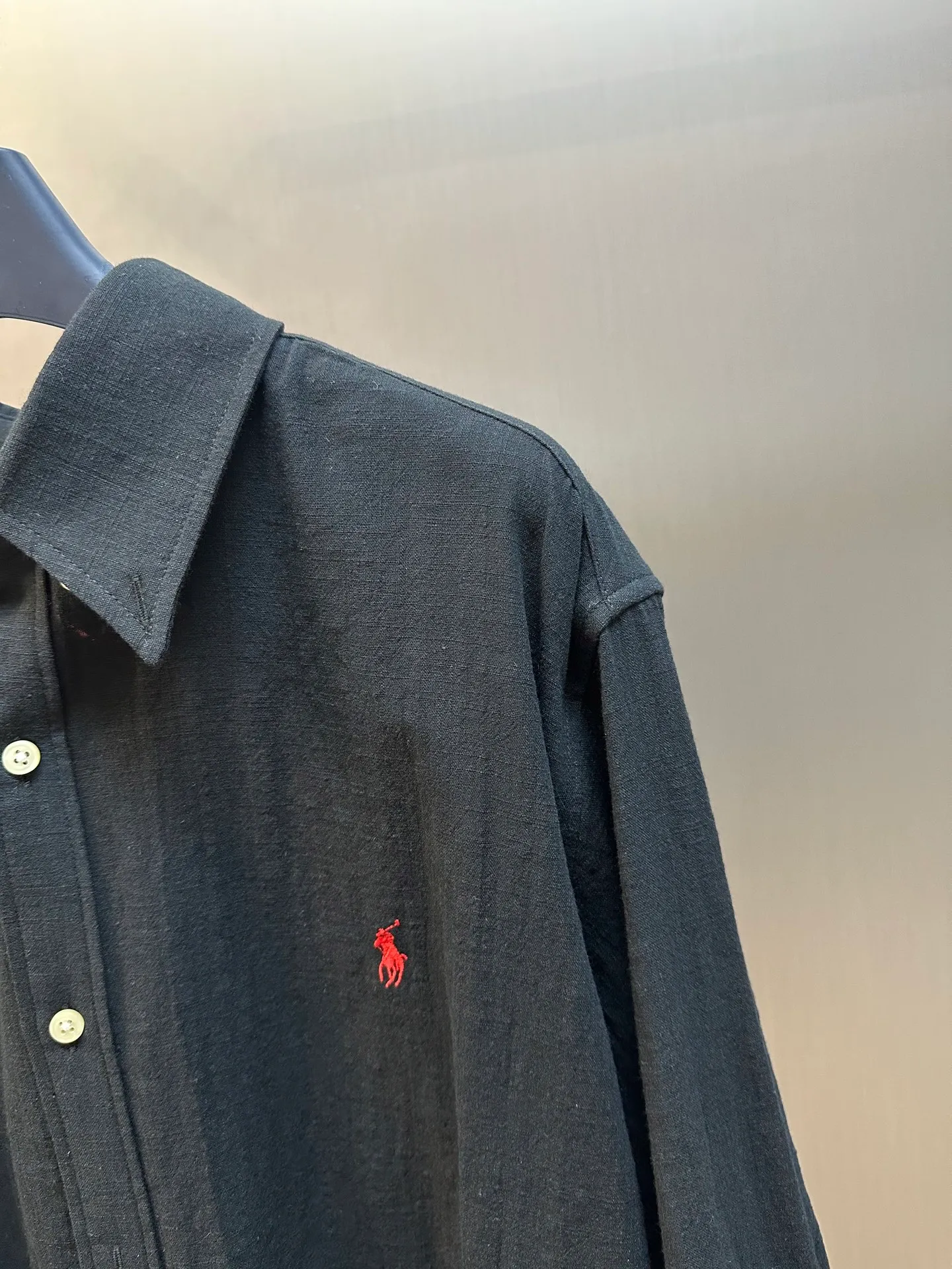 🅿️440 Ralph Lauren embroidered linen shirt is made of high-quality linen material and is elegantly presented in a deep ink color. It is embellished with a delicate red pony mark. The outer I-shaped pleated split back yoke is cleverly designed, adding a sense of agility and sophistication. Adopting side-turning and embedded clamping stitching technology, it is smooth and tidy.  size：s m l xl